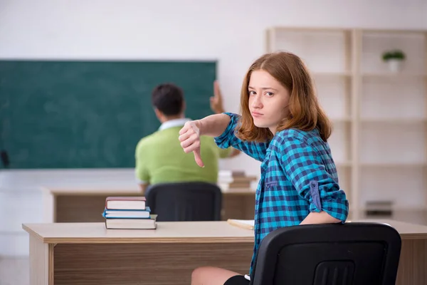 Twee studenten zitten in de klas — Stockfoto