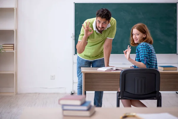 Jonge leraar en student in de klas — Stockfoto