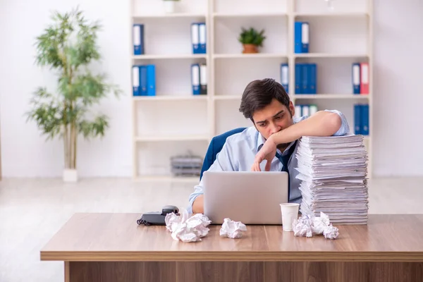 Joven empleado masculino rechazando nuevas ideas en la oficina — Foto de Stock