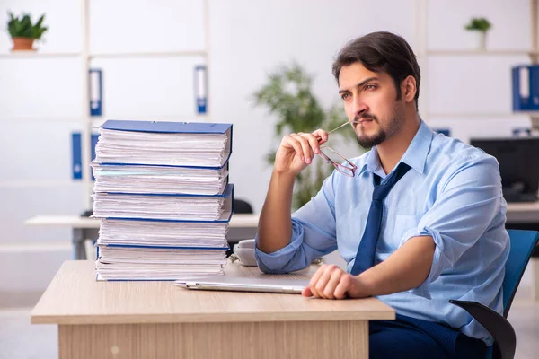 Junge männliche Mitarbeiter und zu viel Arbeit im Büro — Stockfoto