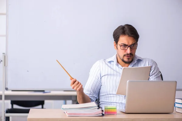 Jonge mannelijke leraar voor het whiteboard — Stockfoto