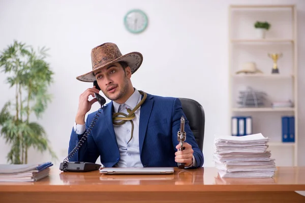 Giovane uomo d'affari cowboy che lavora sul posto di lavoro — Foto Stock