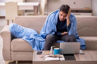 Genç adam kendini kötü hissediyor.