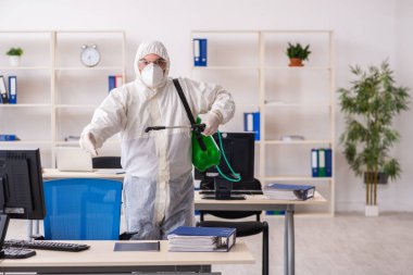 Eski erkek müteahhit ofis dezenfeksiyonu konsepti
