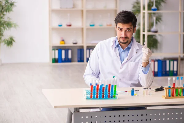 Aşı konsepti için laboratuvarda çalışan genç bir kimyager. — Stok fotoğraf