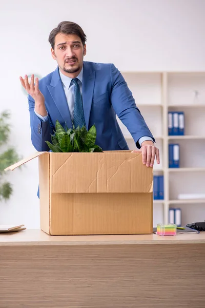 Joven empleado masculino en concepto de reubicación empresarial — Foto de Stock