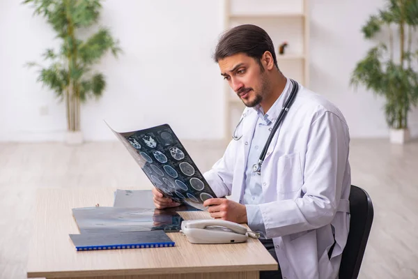 Jovem médico radiologista trabalhando na clínica — Fotografia de Stock