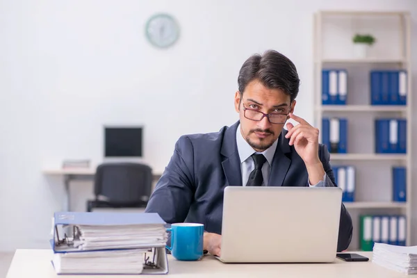 Jovem trabalhador masculino sentado no local de trabalho — Fotografia de Stock