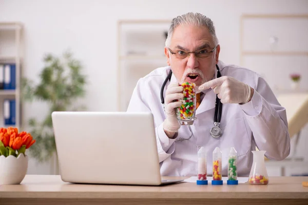 Homem velho médico farmacêutico que trabalha na clínica — Fotografia de Stock