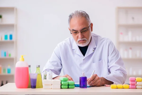 Velho químico masculino testando sabão no laboratório — Fotografia de Stock