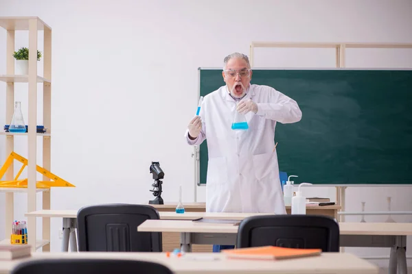 Viejo profesor de química en el aula — Foto de Stock