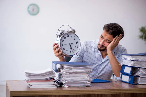 Giovane dipendente maschio e troppo lavoro in ufficio — Foto Stock