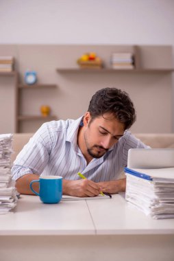 Salgın sırasında evden çalışan genç bir işadamı