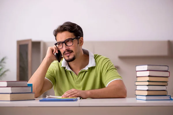 Junge männliche Studenten studieren zu Hause — Stockfoto