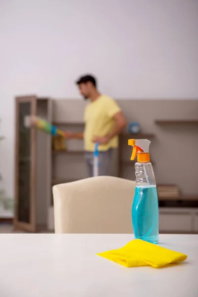 Joven haciendo tareas domésticas en casa — Foto de Stock
