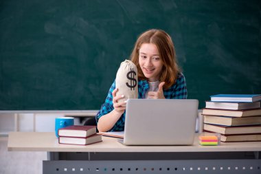 Pahalı eğitim konseptinde genç bayan öğrenci