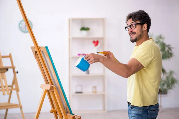 Jovem que gosta de pintar em casa — Fotografia de Stock