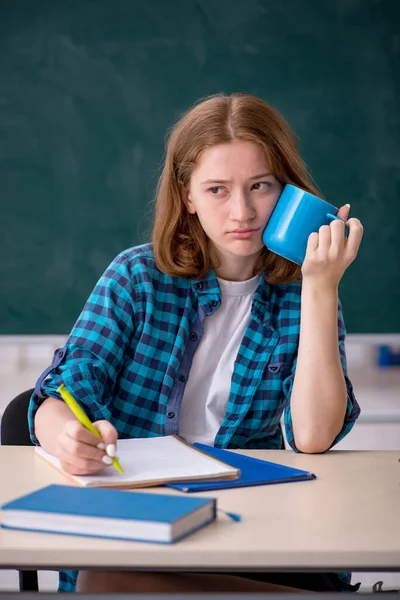 休憩中に若い女性学生コーヒーを飲む — ストック写真