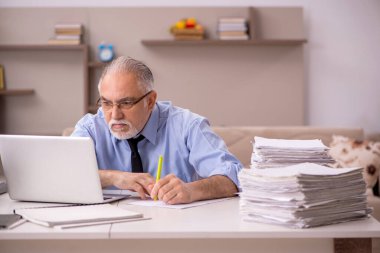 Yaşlı erkek patron salgın sırasında evden çalışıyor.