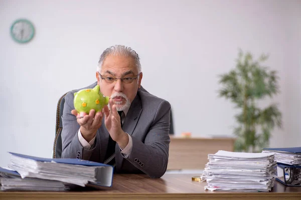 Viejo empleado en concepto de jubilación —  Fotos de Stock