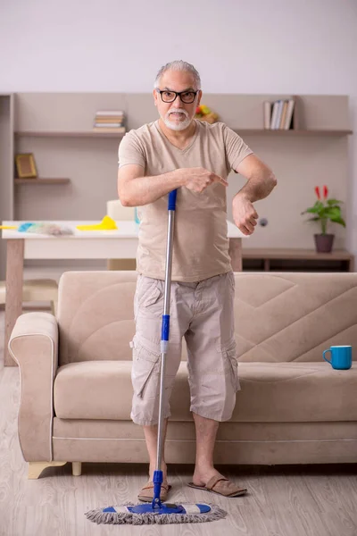 노인 가집에서 집안일을 하는 모습 — 스톡 사진