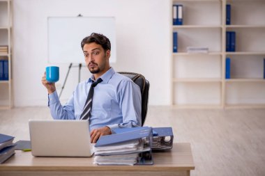 Molada kahve içen genç bir erkek.