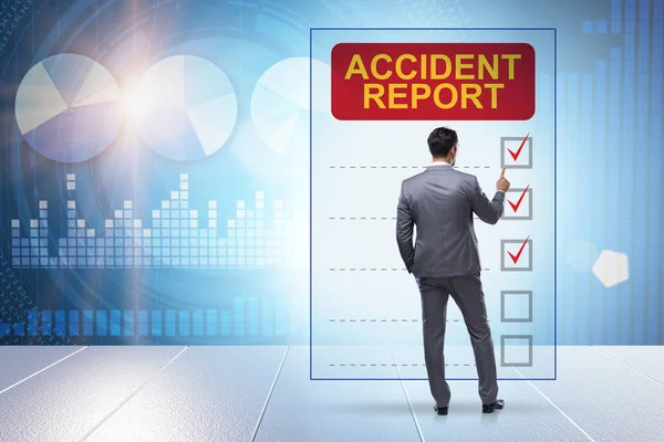 Remplissage du rapport d'accident dans le concept d'assurance — Photo