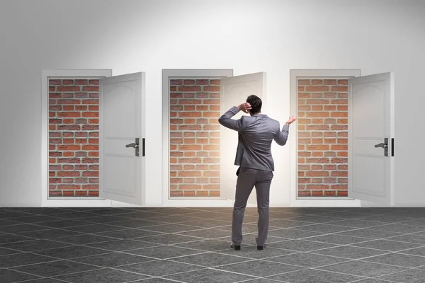 Omul de afaceri nu se confruntă cu ieșirea cu ușa de cărămidă — Fotografie, imagine de stoc