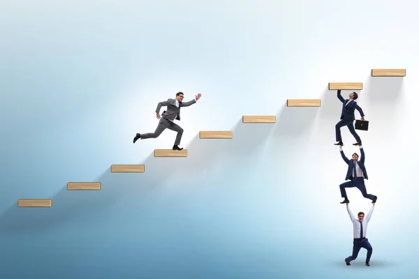 Teamwork concept met zakenmensen die elkaar helpen — Stockfoto