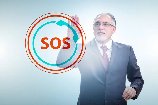 Uomo d'affari premendo il pulsante SOS in caso di pericolo — Foto Stock