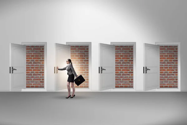 Mujer de negocios frente a ninguna salida con puerta de ladrillo — Foto de Stock