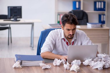 Beyin fırtınası konseptinde genç bir erkek çalışan.