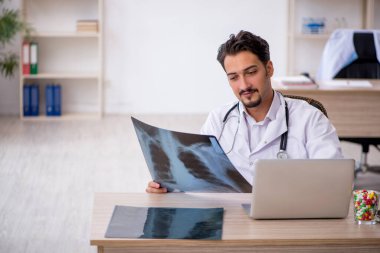 Klinikte çalışan genç bir erkek radyolog.