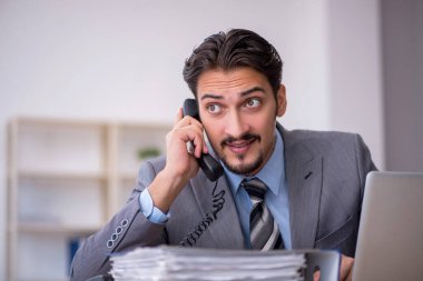 Ofiste çalışan genç bir erkek.