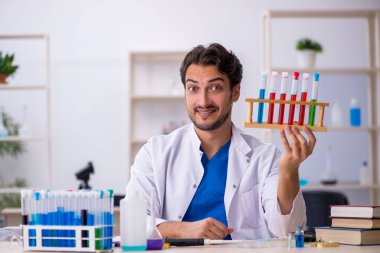 Laboratuvarda çalışan genç bir kimyager.