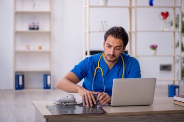 Klinikte çalışan genç bir erkek radyolog.