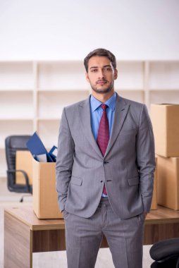 Genç erkek çalışan ofis taşıma konseptinde.