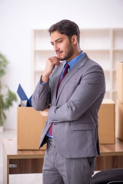 Genç erkek çalışan ofis taşıma konseptinde.