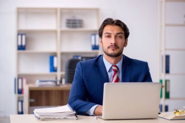 Ofiste çalışan genç bir erkek.