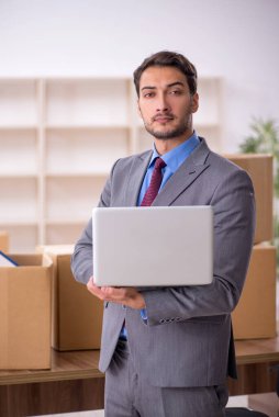 Genç erkek çalışan ofis taşıma konseptinde.
