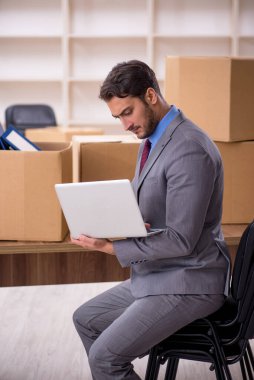 Genç erkek çalışan ofis taşıma konseptinde.
