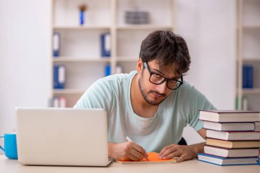 Sınavlara hazırlanan genç bir erkek öğrenci.