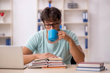 Sınavlara hazırlanan genç bir erkek öğrenci.