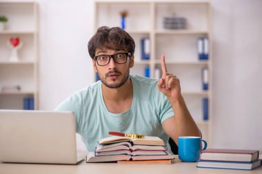 Sınavlara hazırlanan genç bir erkek öğrenci.
