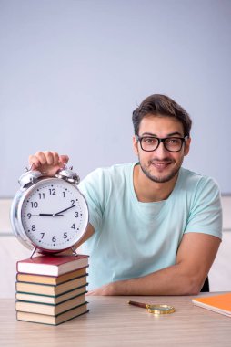 Sınıftaki genç erkek öğrenci zaman yönetimi konsepti