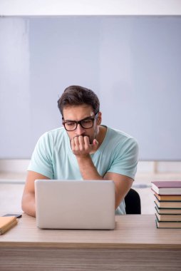 Telekulasyon konseptinde genç bir erkek öğrenci.