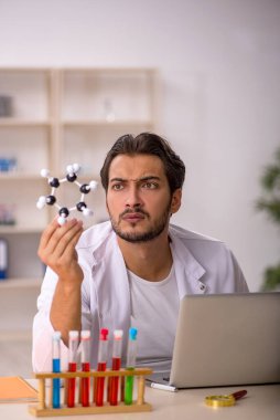 Laboratuvarda çalışan genç bir kimyager.