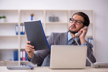 Ofiste çalışan genç bir erkek.