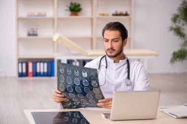 Klinikte çalışan genç bir erkek radyolog.