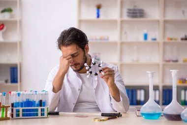 Laboratuvarda çalışan genç bir kimyager.